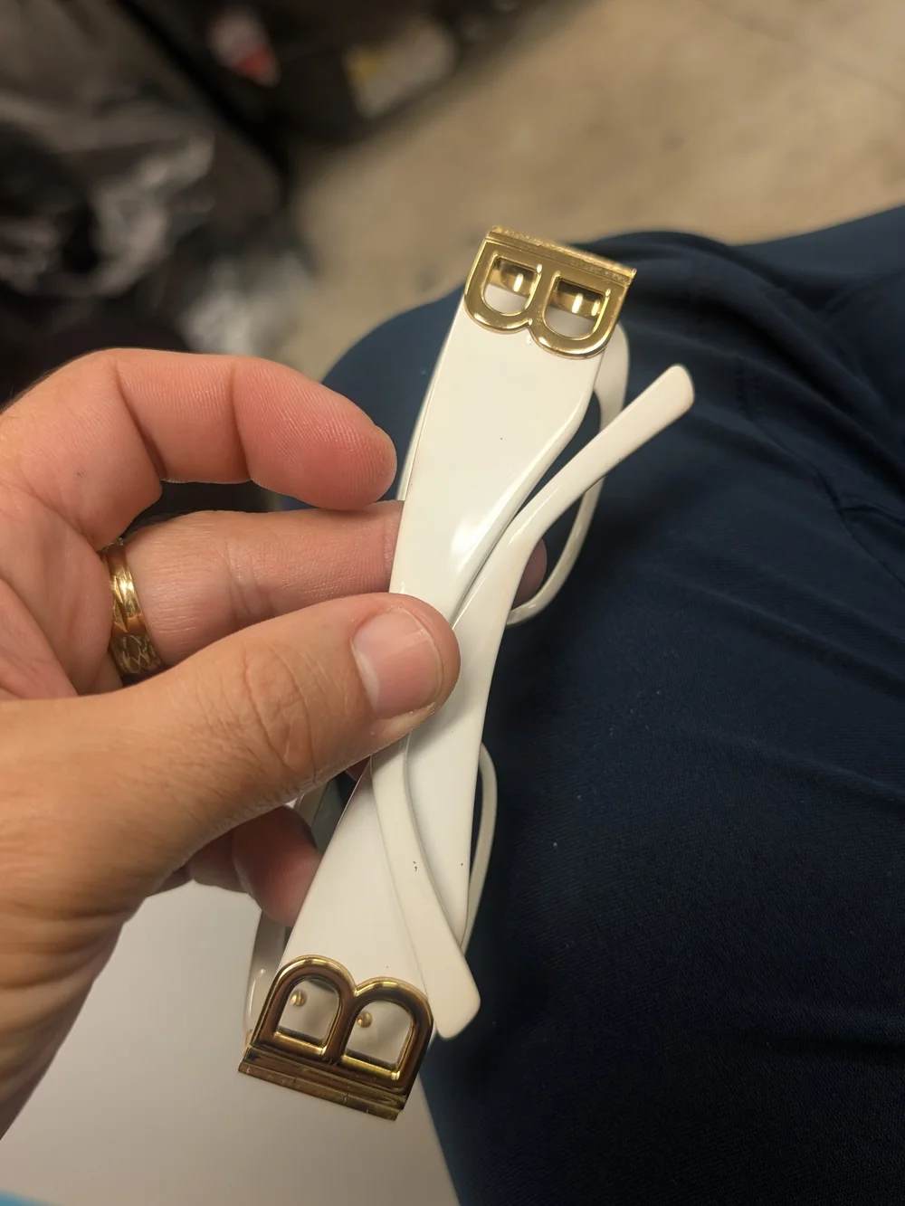 Balenciaga White Frame Sunglasses with Gold 'B' Accent(Originales)